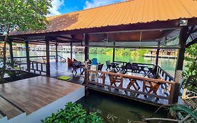 บ้านริมน้ำ